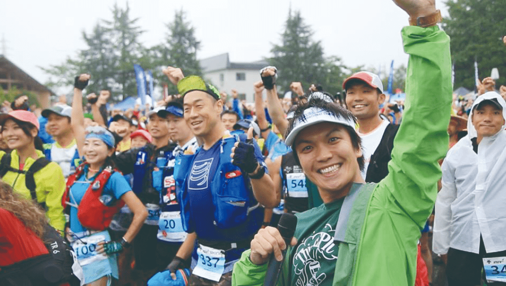 白馬国際トレイルランを盛り上げる丸山としろうの様子