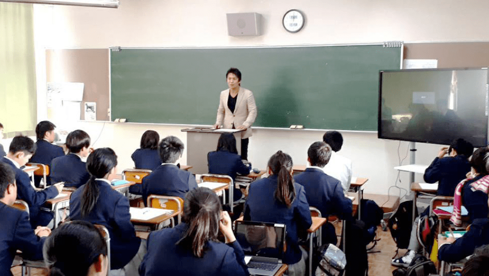 白馬高校特別非常勤講師をしている丸山としろうの様子